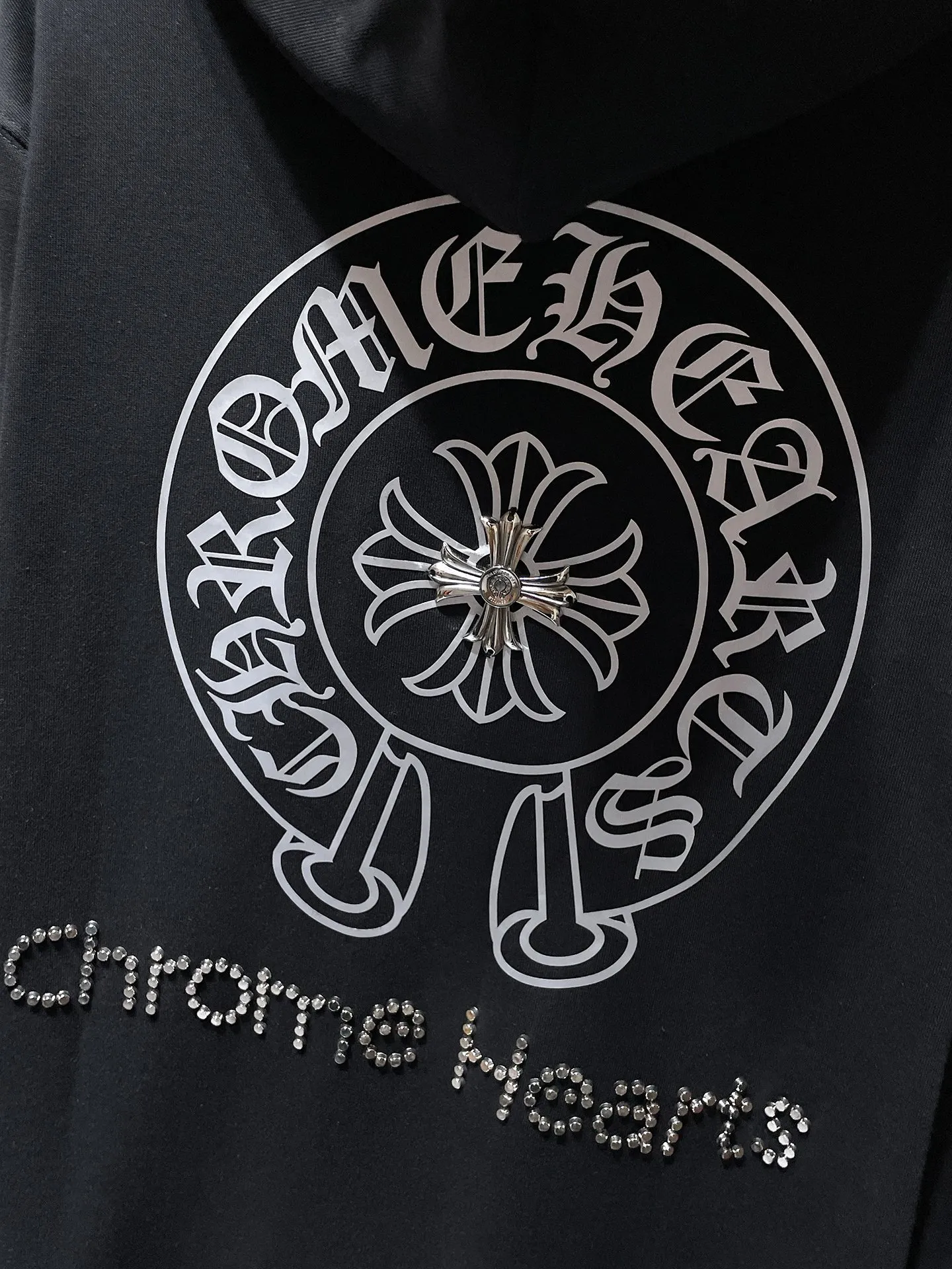 P246 Chrome Hearts Autumn and Winter 2025 New products are available at the counter at the same time. High-weight, environmentally friendly and high-quality top-quality fabrics. Chrome Hearts Sanskrit cross-engraved film, hot diamonds, hand-buttoned hoodies, counters at the same time. Re-engraved version 1:1. Recommended color: black, white. Size: S, M, L, XL.